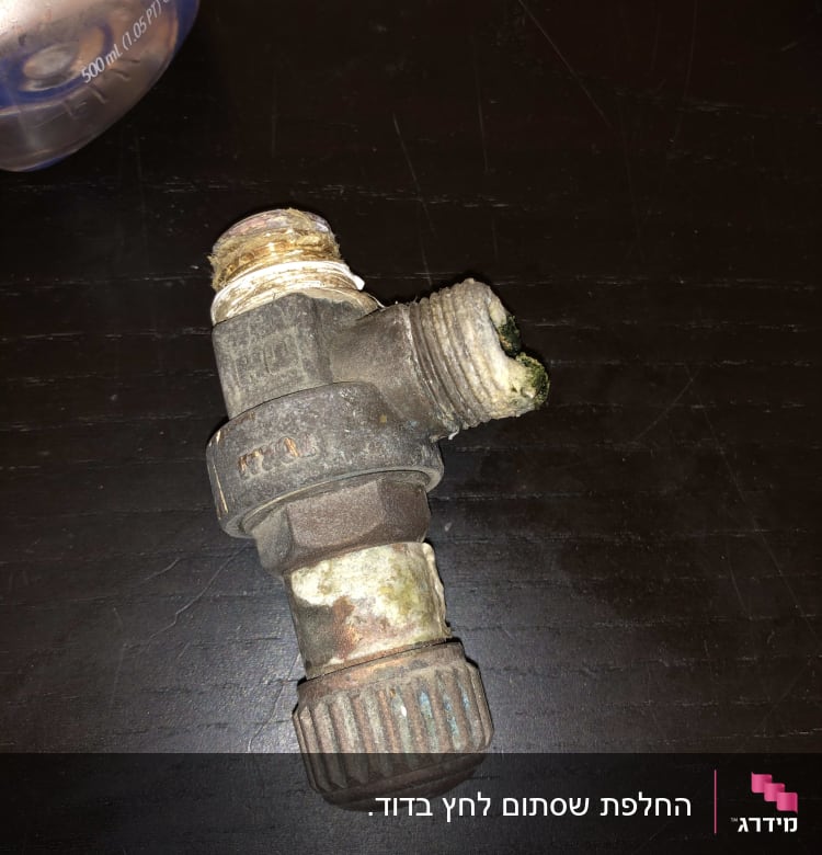 שסתום מתכת חלוד עם חיבורים